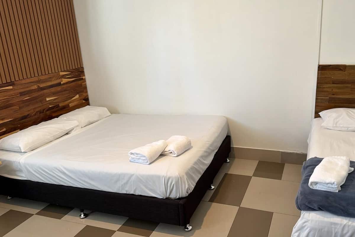 غرفة عادية لاثنين - سريران فرديان منفصلان - تجهيزات لذوي الاحتياجات الخاصة - لغير المدخنين | مكتب ومكواة/لوح كي وملاءات أسرّة