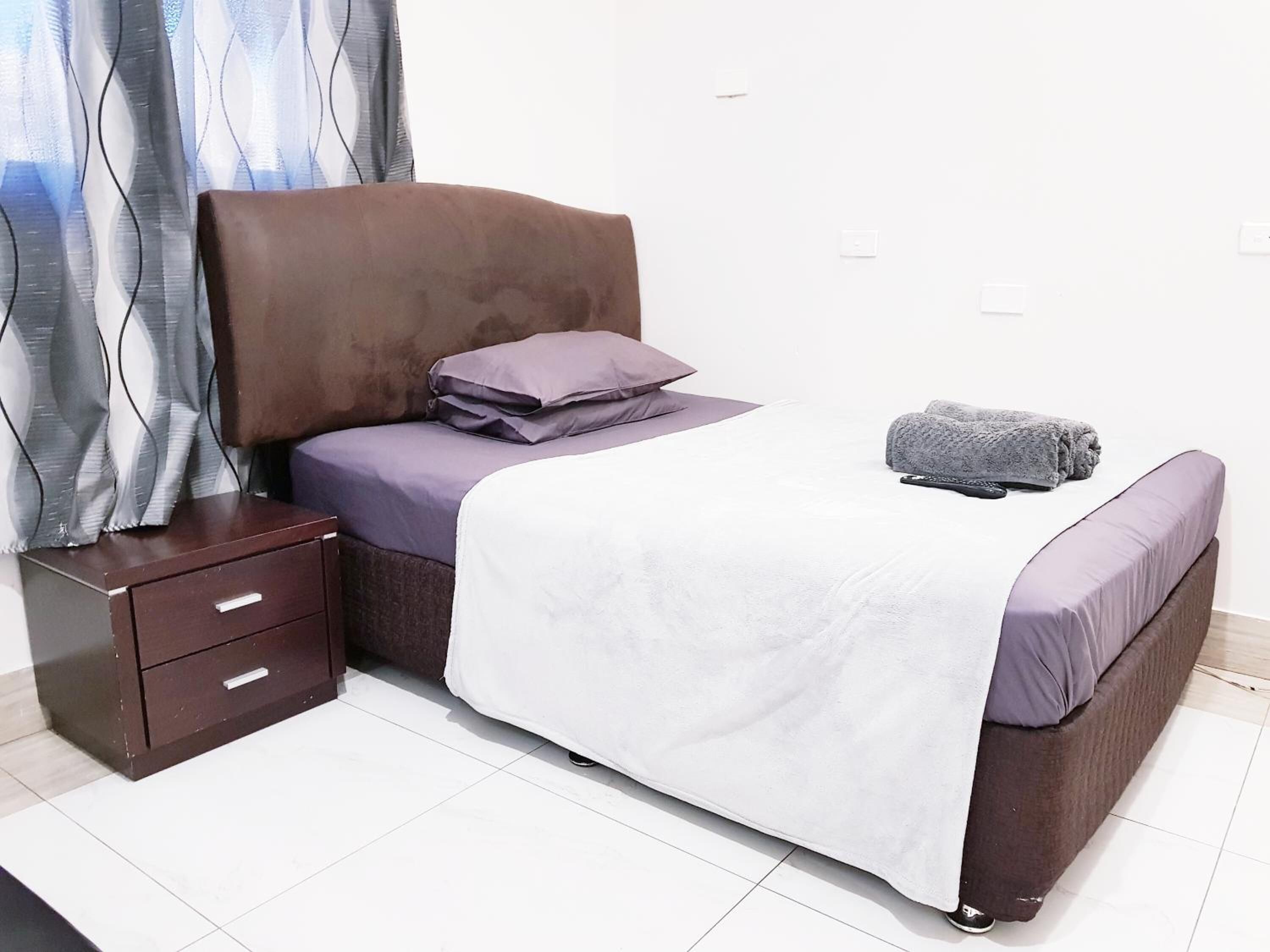 Bàn, bàn ủi/dụng cụ ủi quần áo, bộ trải giường 