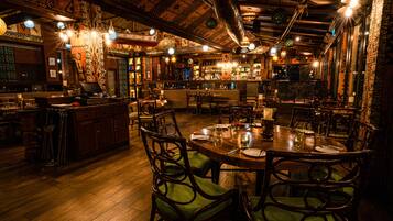 7 restaurants; breakfast, lunch, and dinner served