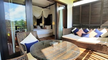 Ropa de cama hipoalergénica, edredones de plumas, minibar y caja fuerte