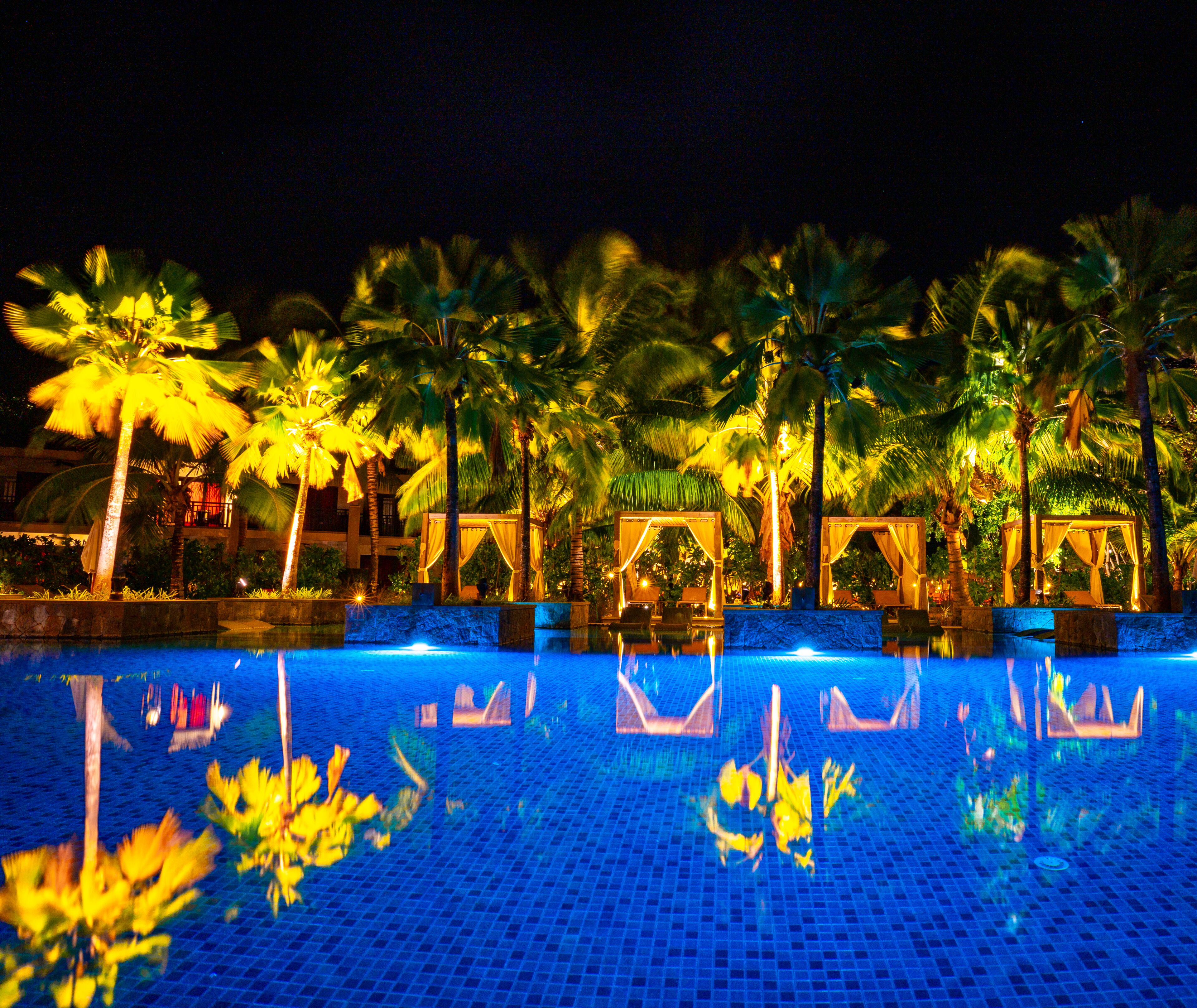 outdoor pool, free pool cabanas, pool umbrellas