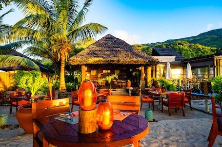 7 restaurants, breakfast, lunch, dinner served; international cuisine