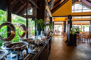 7 restaurantes; se sirve desayuno, almuerzo y cena