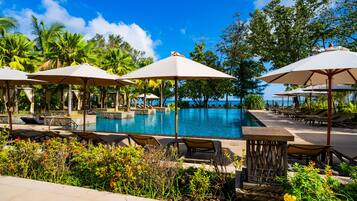 Piscina externa, barracas de cortesia, guarda-sóis