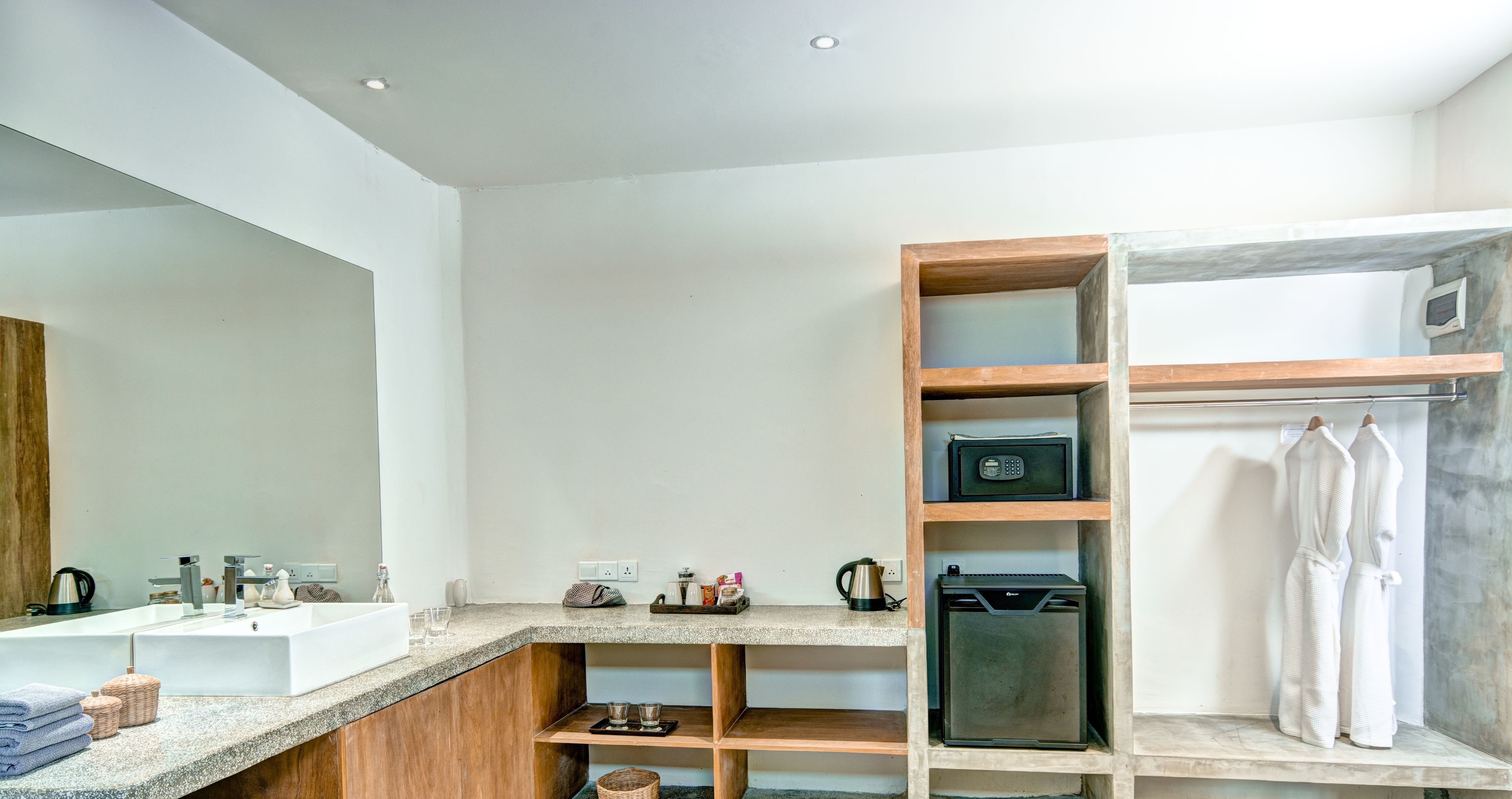 shower, rainfall showerhead, free toiletries, hair dryer