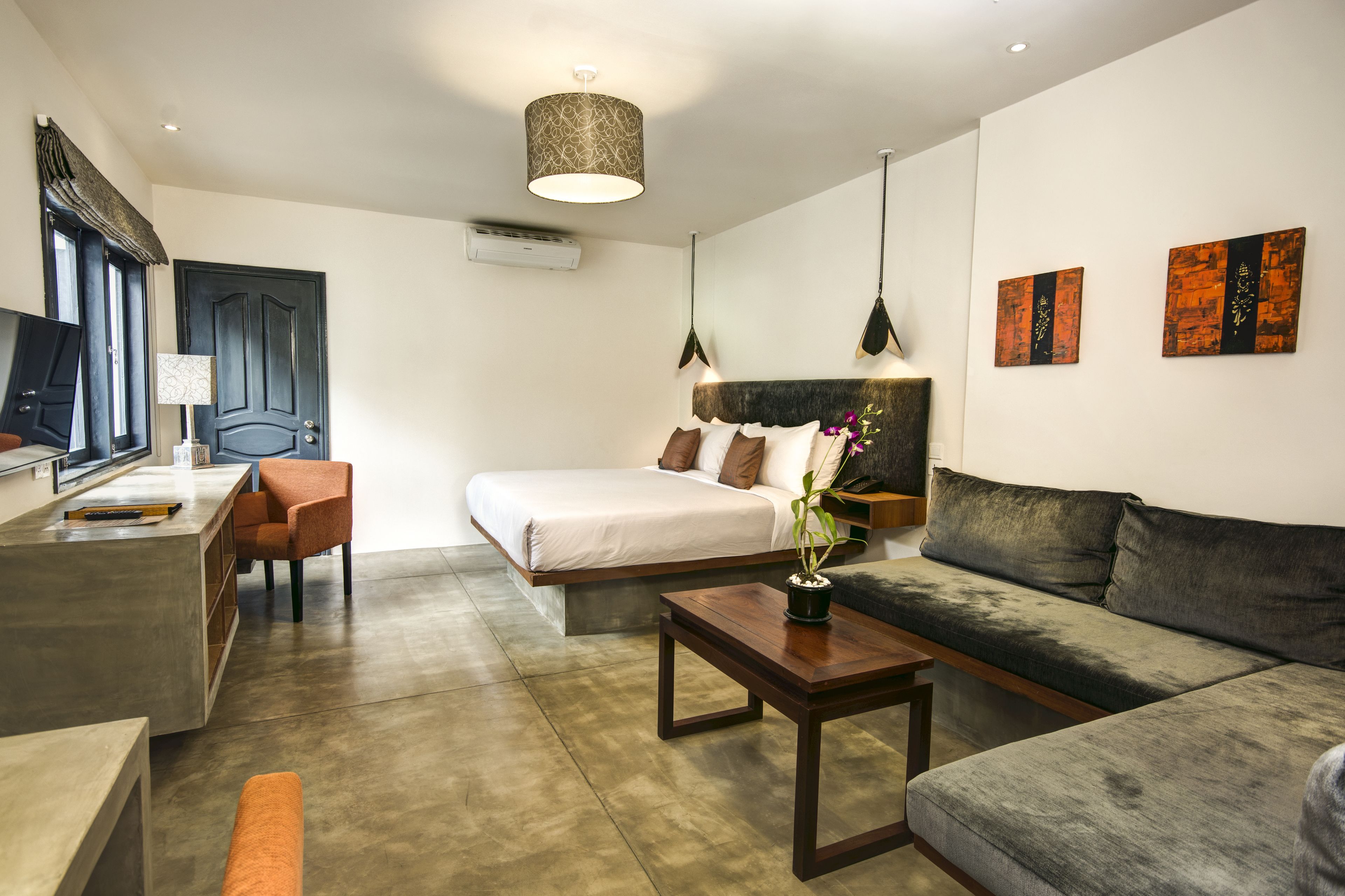 premium bedding, pillow-top beds, minibar, in-room safe