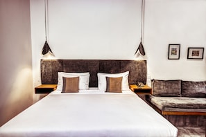 Roupas de cama premium, camas com colchões pillow-top, frigobar