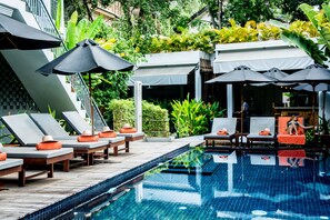 Utomhuspool, parasoller och solstolar