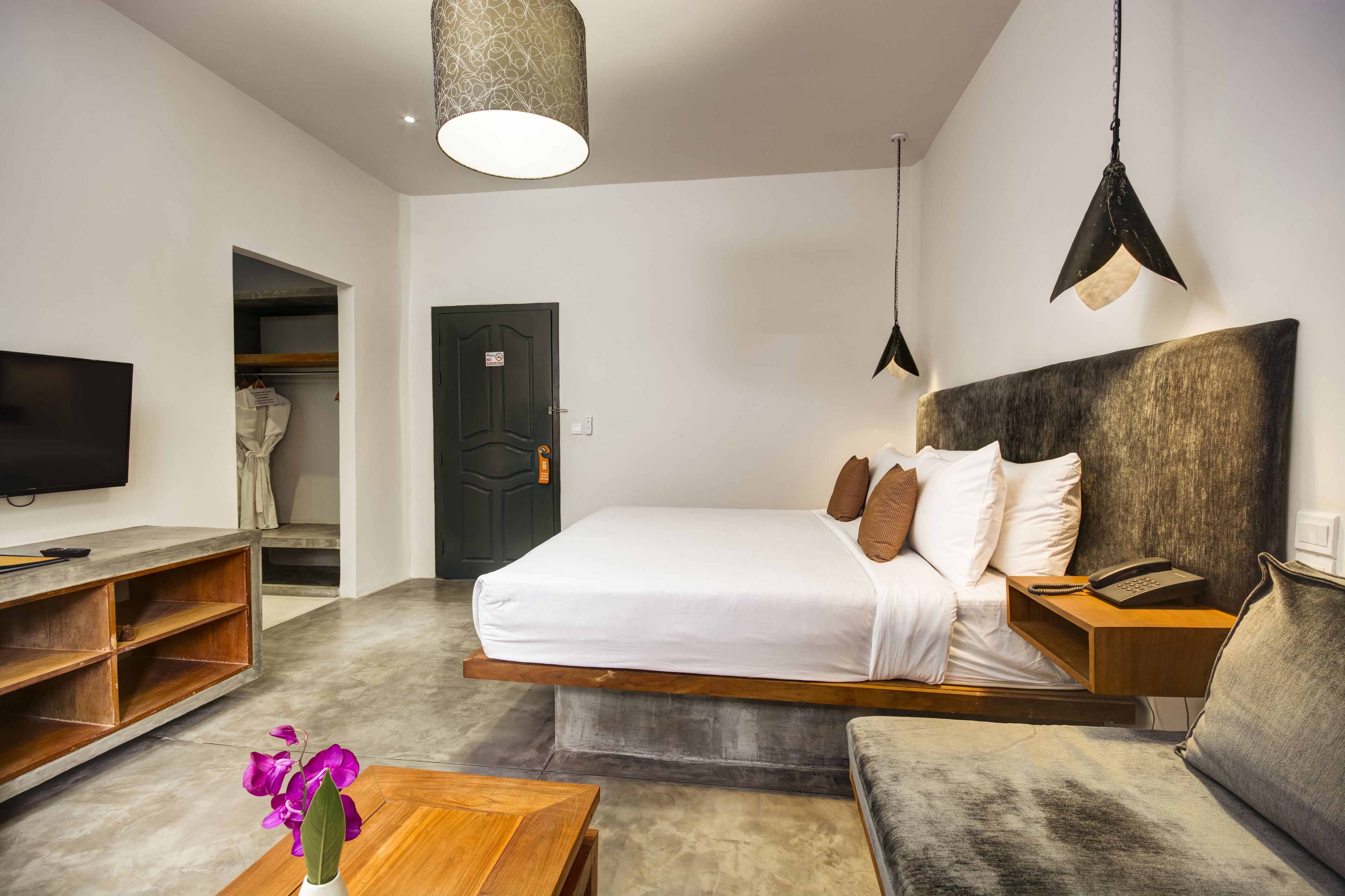 classic king - free pick up | premium bedding, pillow-top beds, minibar, in-room safe