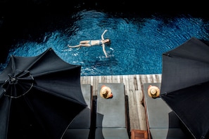 Piscina externa, guarda-sóis, espreguiçadeiras