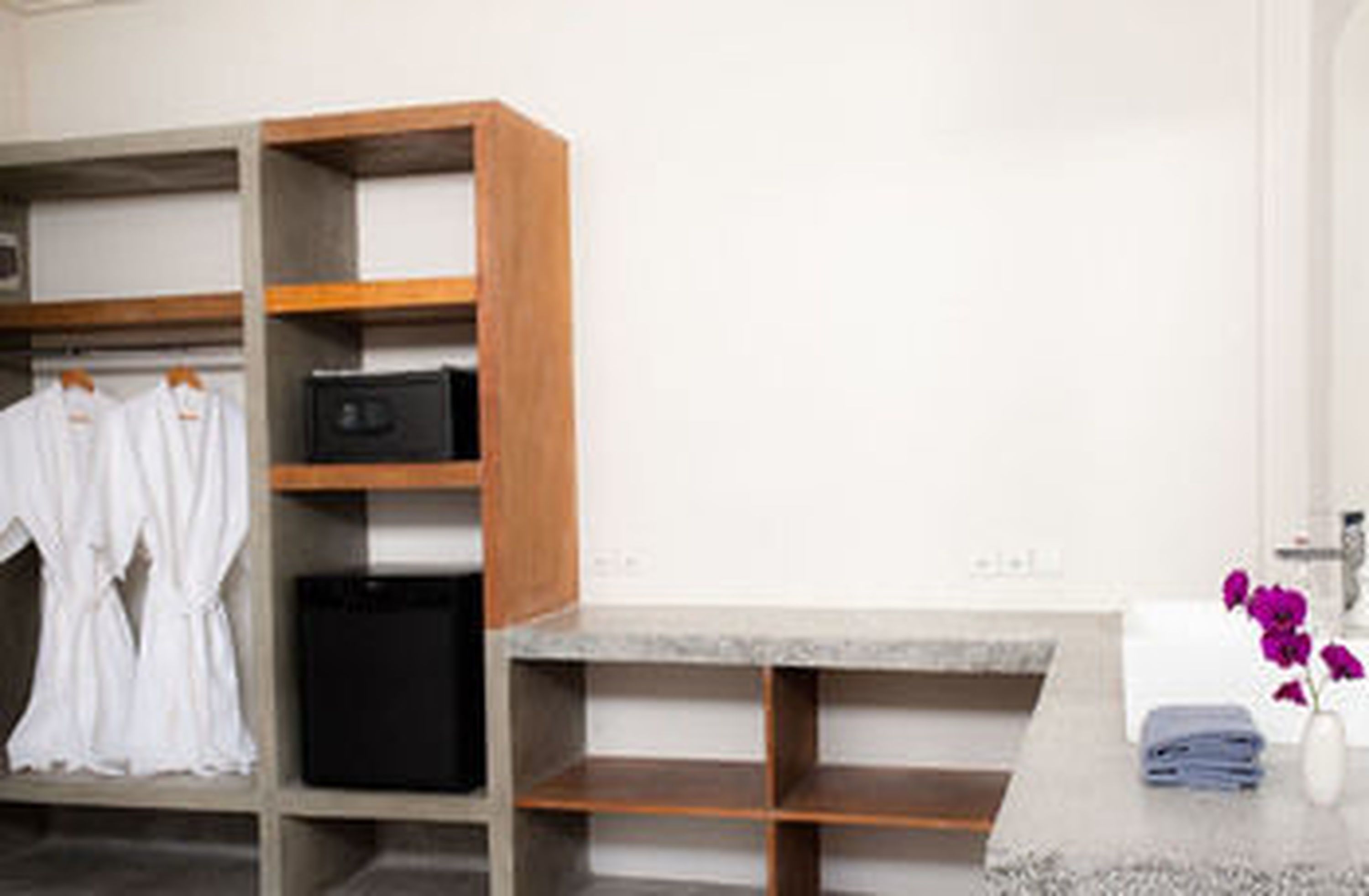 shower, rainfall showerhead, free toiletries, hair dryer