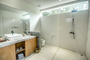 Chambre classique avec lits jumeaux (Free pick up) | Salle de bain | Douche, douche cascade, articles de toilette (gratuits)