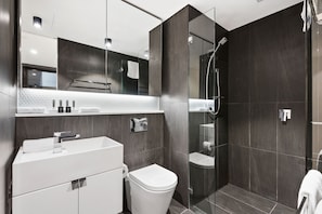 Shower, free toiletries, hair dryer, towels - District South Yarra (South Yarra)