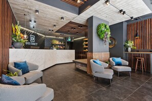 Coin salon dans le hall