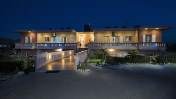 Voorkant accommodatie - avond/nacht