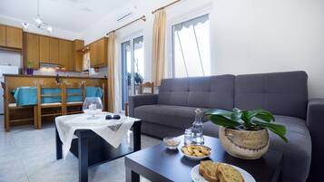 Deluxe appartement, 2 slaapkamers, op benedenverdieping | Woonkamer | Lcd-televisie en een dvd-speler