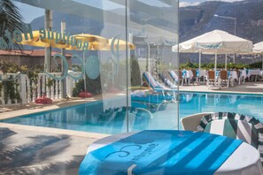 Outdoor pool, pool umbrellas, sun loungers - Peace Hotel (Kas)