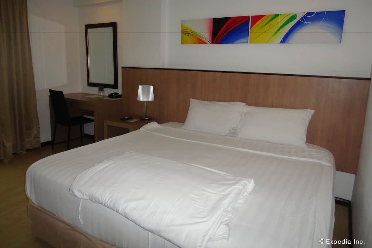 Suite, 1 slaapkamer | Een minibar, een kluis op de kamer, een bureau, verduisterende gordijnen