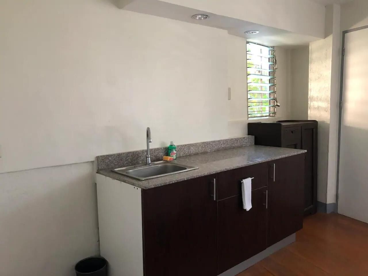 fridge, coffee/tea maker