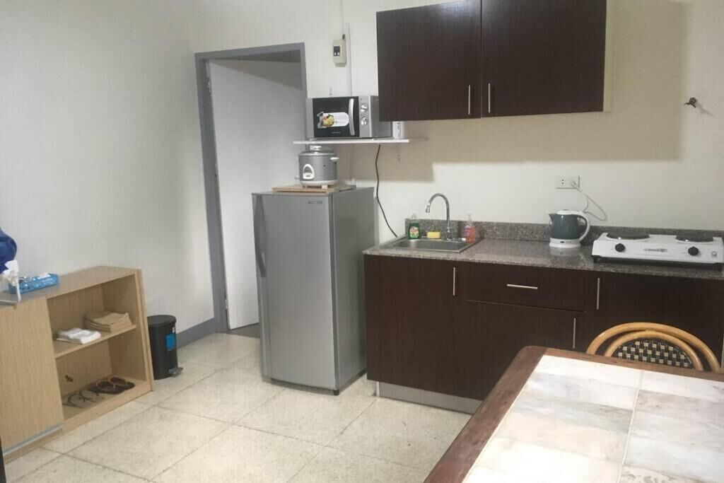 fridge, coffee/tea maker