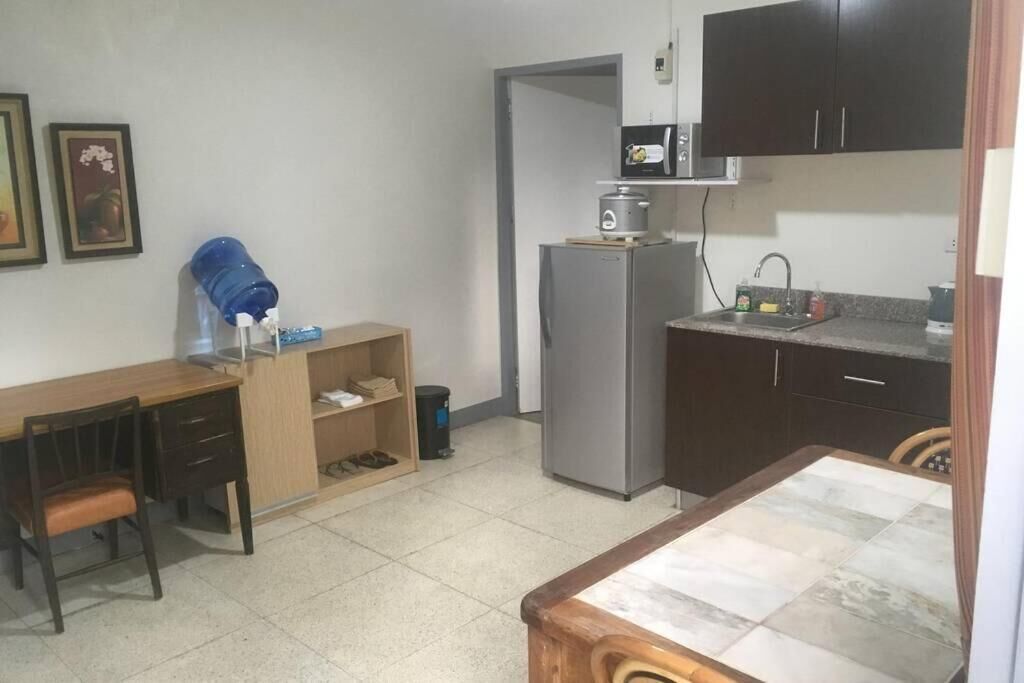 fridge, coffee/tea maker