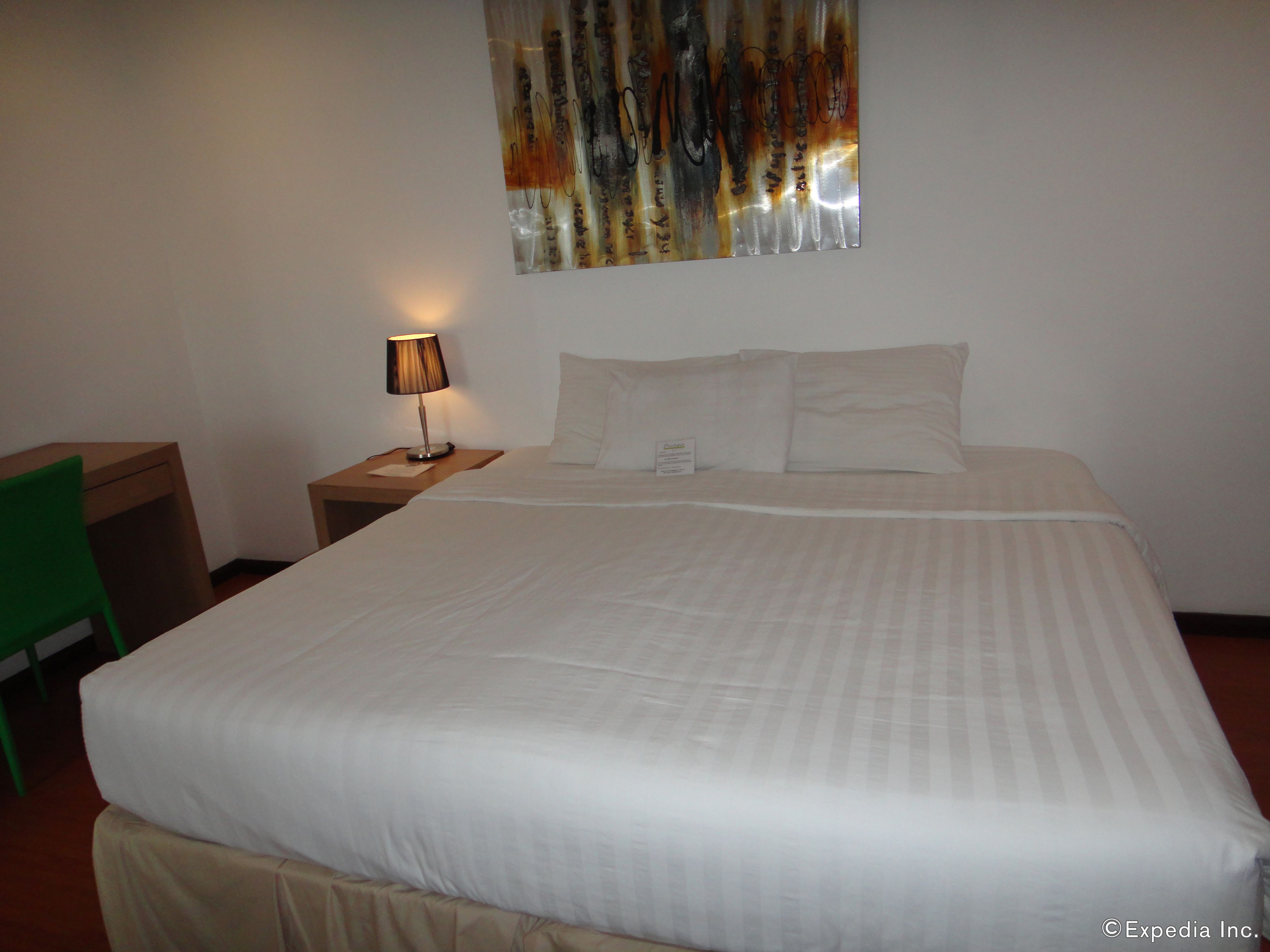 deluxe room | minibar, in-room safe, desk, blackout curtains