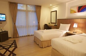 Deluxe Room | 1 bedroom, minibar, in-room safe, desk
