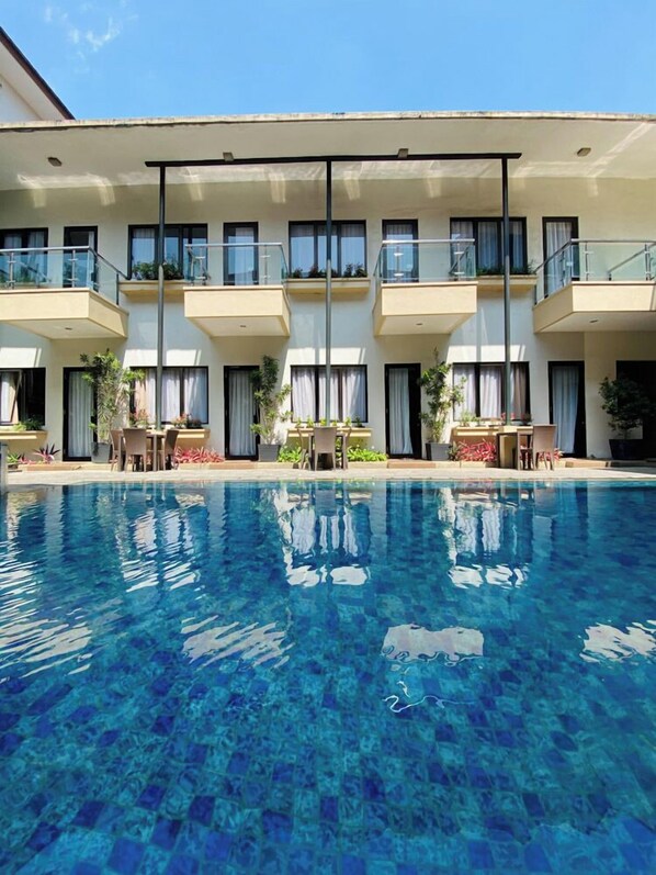 Outdoor pool, pool loungers