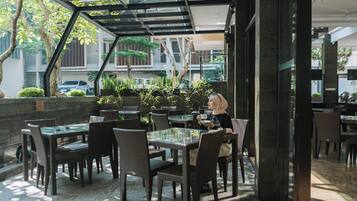 2 restoran, melayani sarapan, makan siang; sajian masakan Indonesia