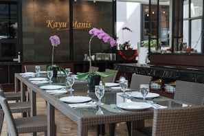 2 restaurants; breakfast, lunch, and dinner served - Anugrah Hotel (Sukabumi)