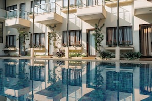 Outdoor pool, sun loungers - Anugrah Hotel (Sukabumi)