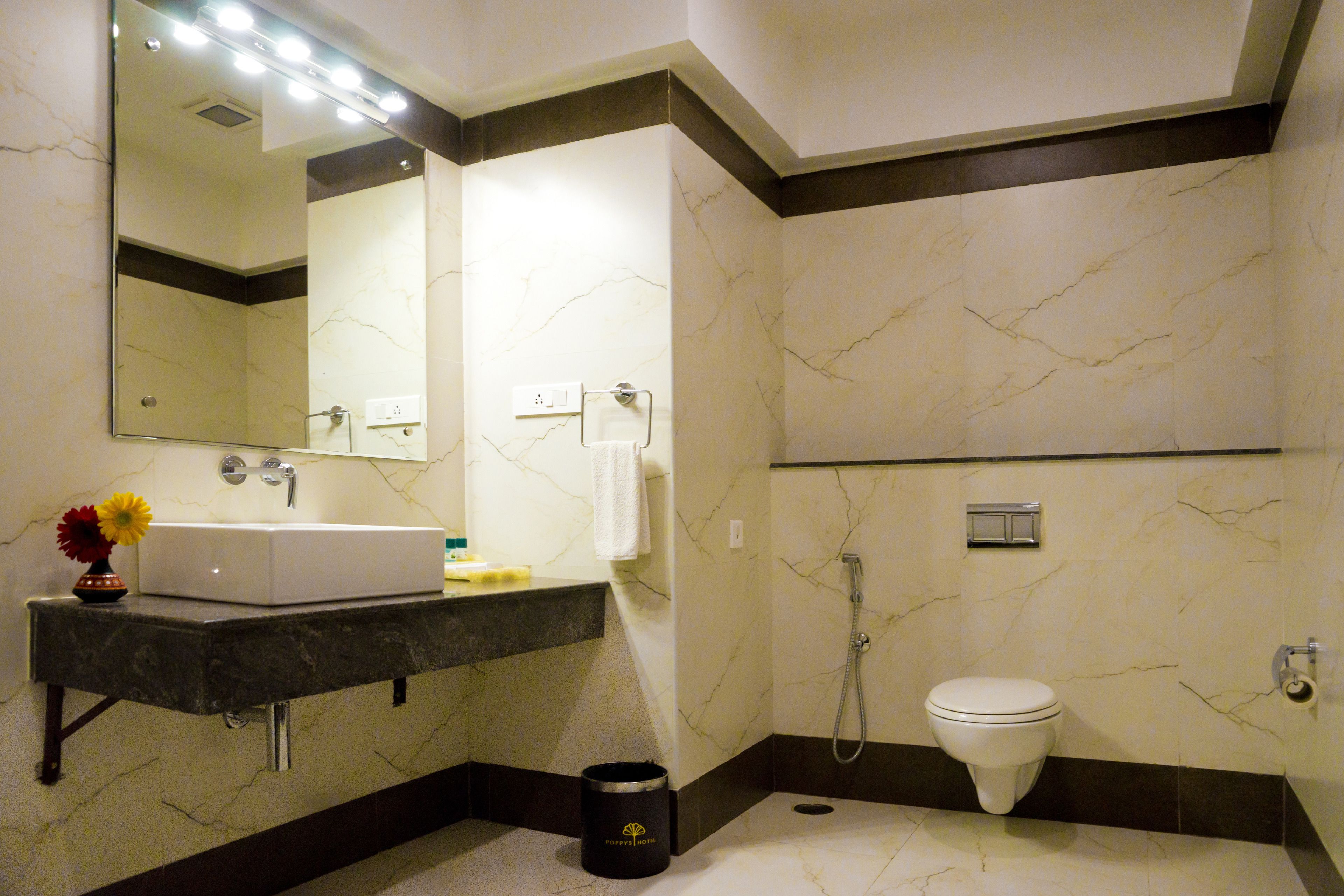 poppys executive | bathroom | shower, free toiletries, towels