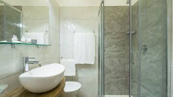 Dusche, kostenlose Toilettenartikel, Haartrockner, Bidet