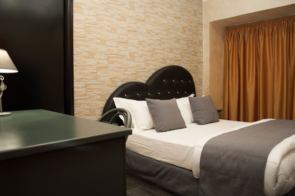 Habitación triple | 1 habitación, ropa de cama de alta calidad y minibar