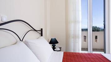 Superior appartement, 1 slaapkamer | 1 slaapkamer, een kluis op de kamer, een bureau, een laptopwerkplek