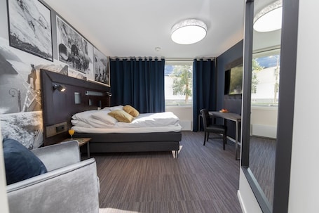 Quarto casal luxo, 1 cama de casal, para não fumantes | Escrivaninha, quartos à prova de som, Wi-Fi de cortesia, roupa de cama