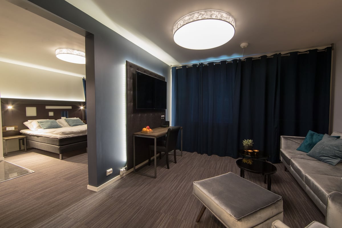 Deluxe suite, toegankelijk voor mindervaliden, niet-roken | Woonkamer | Flatscreentelevisie