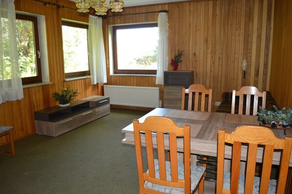 Family Apartment, 1 Bedroom | In-room dining
