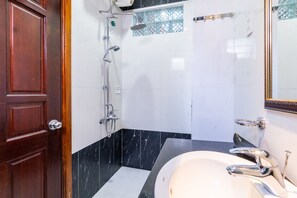 Superior Triple Room | Bathroom | Shower, free toiletries, slippers - OYO 389 Gold Summer Hotel (Da Nang)