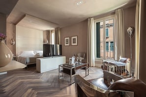 Suite, Canal View (corner, sensory shower, Turkish bath) | Living area