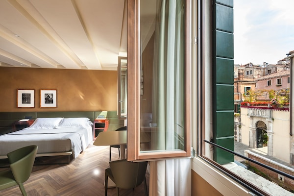 Suite, vue canal (sensory, shower and Turkish bath)
