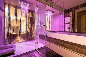 Douche, douche à « effet pluie », peignoirs, chaussons