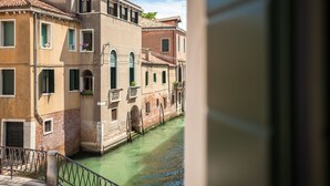 Un canal flanqueado por edificios con ventanas arqueadas y balcones.