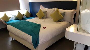 1 bedroom, desk, blackout curtains, soundproofing