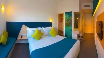 Een bureau, verduisterende gordijnen, geluiddichte muren, gratis wifi