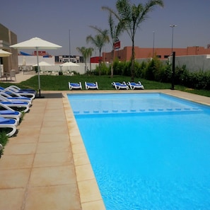 Piscina all'aperto, lettini