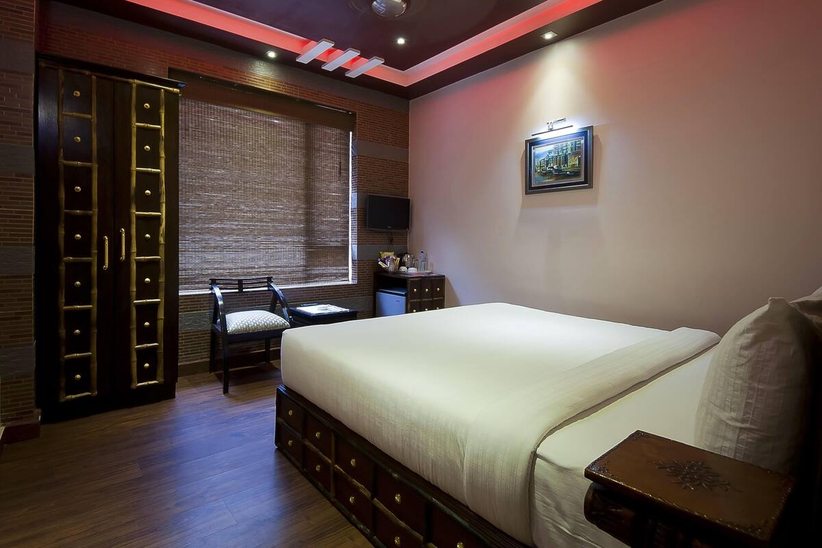 Heritage Double or Twin Room | Living room | LED TV