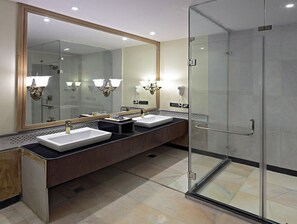 Suite, 1 slaapkamer | Badkamer | Gratis toiletartikelen, een haardroger, pantoffels, handdoeken