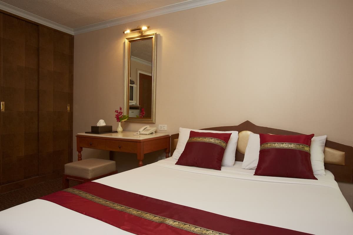 Executive suite | Een minibar, een bureau, verduisterende gordijnen, extra bedden