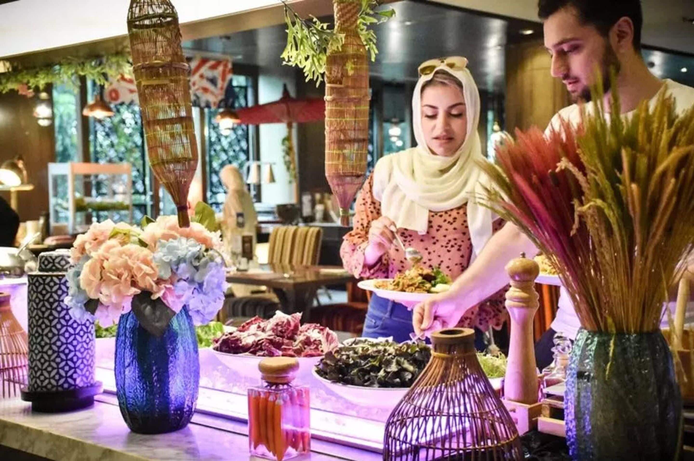 2 nhà hàng, phục vụ bữa sáng, bữa trưa, món ăn mang phong cách quốc tế 